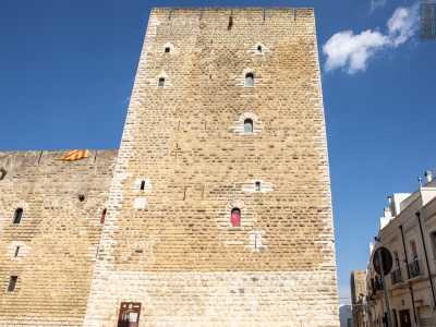 Sulla destra si erge una massiccia torre quadrangolare: la Torre De� Rossi, risalente all�epoca normanna, unica sopravvissuta assieme a quella dell�Imperatrice